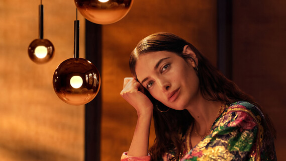 Occhio Luna sospeso pendant luminaire with people