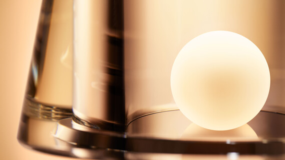 Occhio Era Design cordless lumonaire battery light glas detail shot