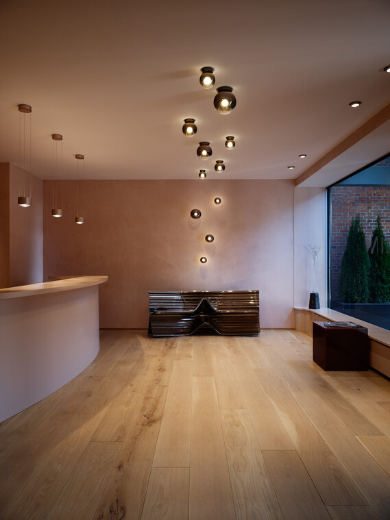 Caolin Klinik Lobby Luna Wand und Dekenleuchten
