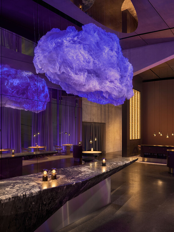 Hauptgastraum im Restaurant The Cloud by Käfer mit schwebender Dining Cloud Installation, Luna sospeso Pendelleuchten von Occhio und Einzelplätzen an bodentiefen Fenstern“
